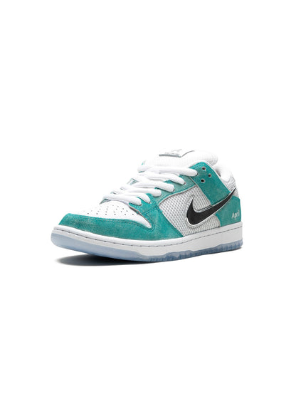 “APRIL SKATEBOARDS” x NIKE SB DUNK